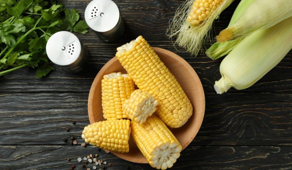 fresh corns in a bowl - ee220330