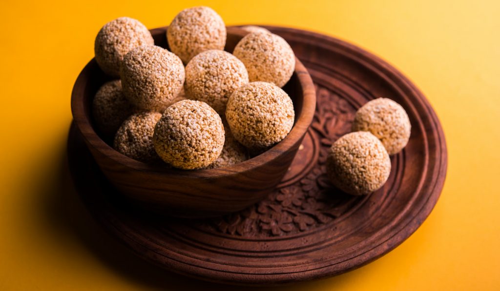 Amaranth Ladoo on wooden bowl and plate 
